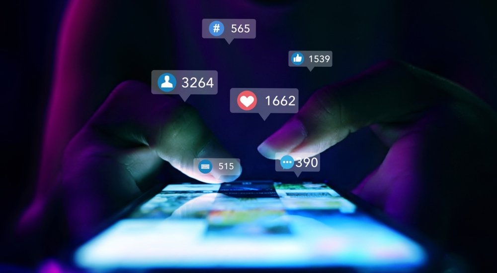 Finger,Of,Woman,Touching,Scroll,Page,App,On,Mobile,Phone.in